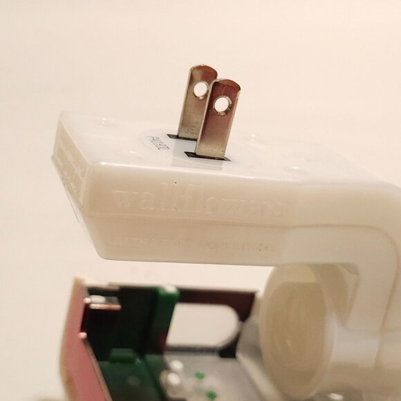 Bath & Body Works Wallflowers Plug In Christmas Cocoa Stand Light Up Nightlight - Picture 3 of 6